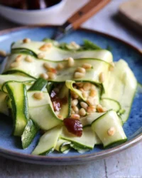 Salade-de-courgettes-dattes-et-pignons-de-pins